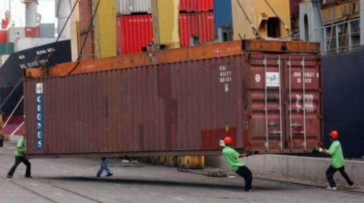 Container cu genţi de voiaj contrafăcute, pline cu ţigări şi alte produse de contrabandă, descoperit în portul Constanţa